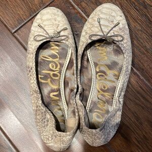 Cute flats. Worn a couple of times so lots of life left!